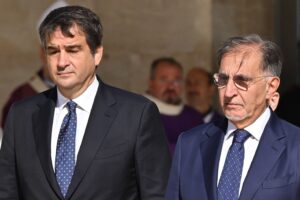Indagato un ex bancario che spiava i conti del premier e della sorella
