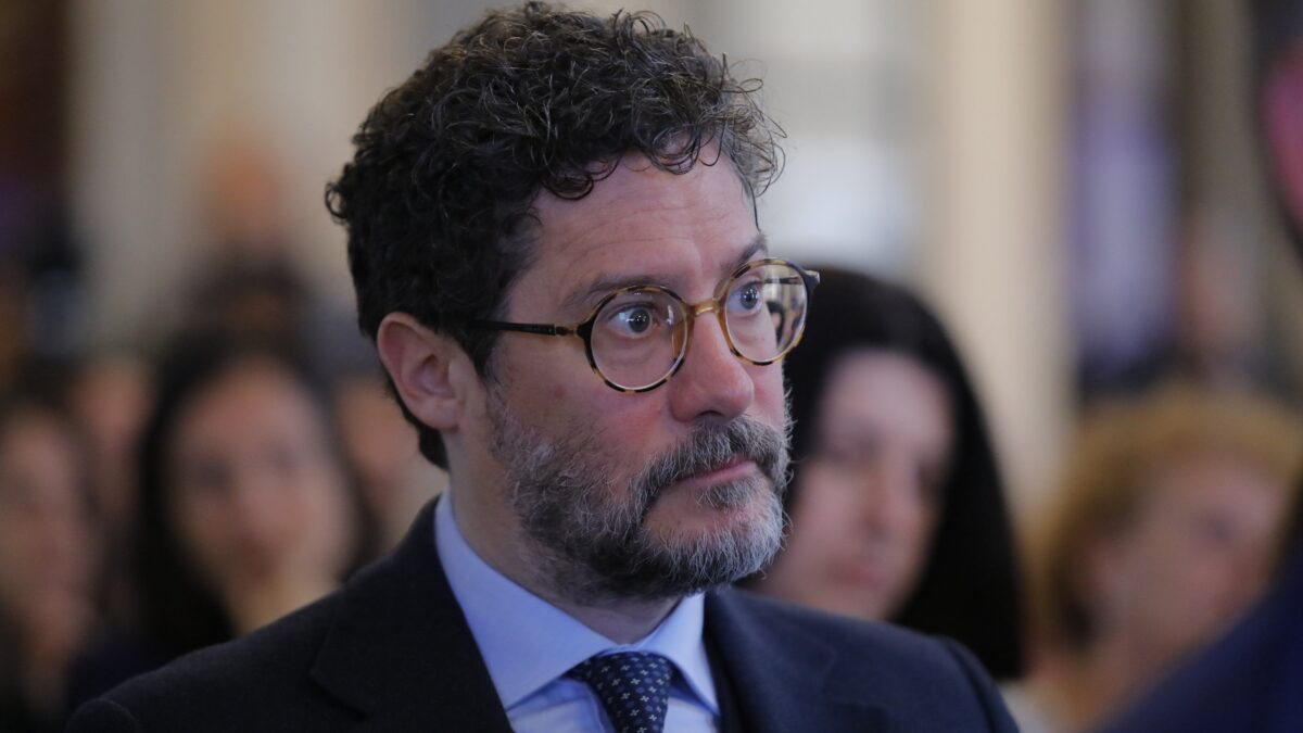 Incarichi al compagno gay. Si è dimesso l’uomo di Giuli