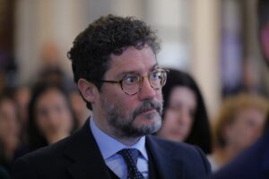 Incarichi al compagno gay. Si è dimesso l’uomo di Giuli