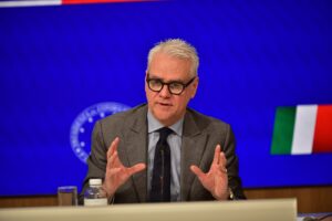Sbagliato pagare meno i manager pubblici