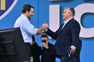 A Pontida si rafforza l’asse Lega-Orbán. Salvini: «La manovra? Paghino i banchieri»
