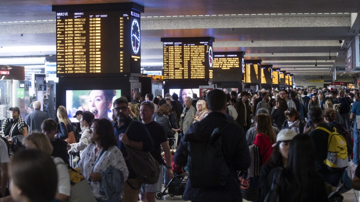 Ferrovie bloccate per un chiodo. Salvini: «Reazione non all’altezza»