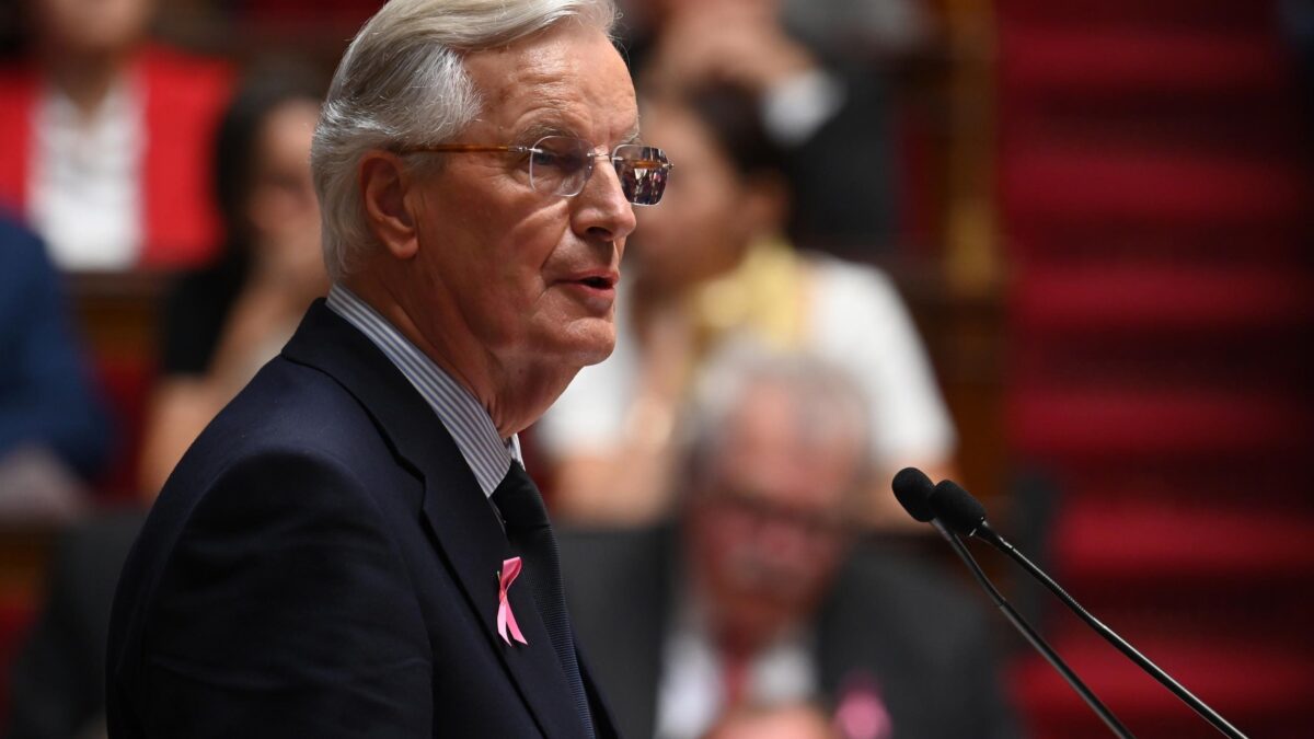 Più tasse, tagli e colpo ai pensionati. Si chiama Barnier ma sembra Monti