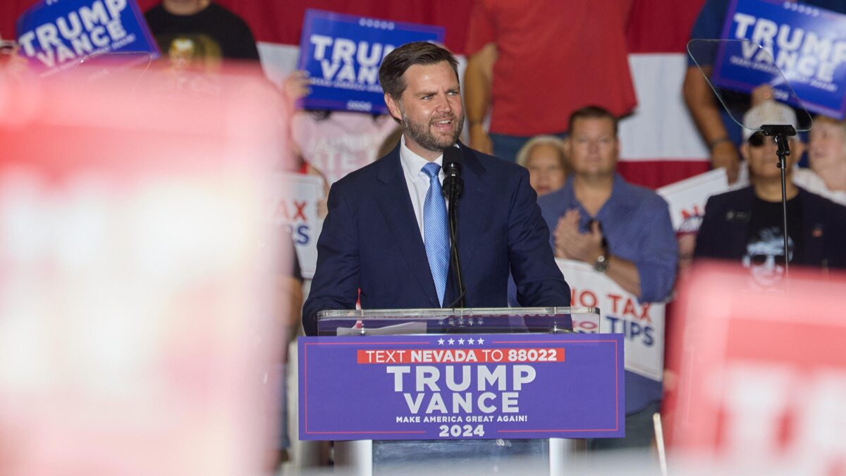 Vance il delfino va meglio di Trump. E il vice di Kamala si dà dell’«idiota»