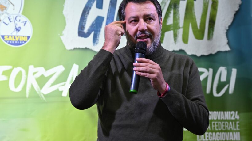 A Pontida insulti a Tajani: «Scafista». Salvini: «È un nostro amico»