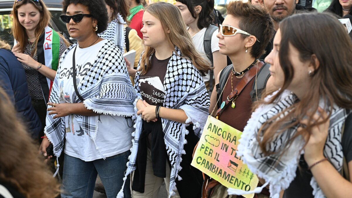 Milano, Greta in piazza con la kefiah mischia Palestina, indios e clima