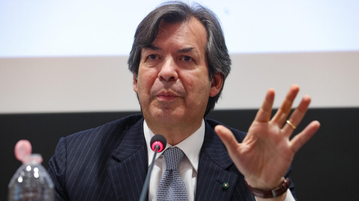 «Bari, oltre 6.000 accessi abusivi». Messina blinda Intesa col generale