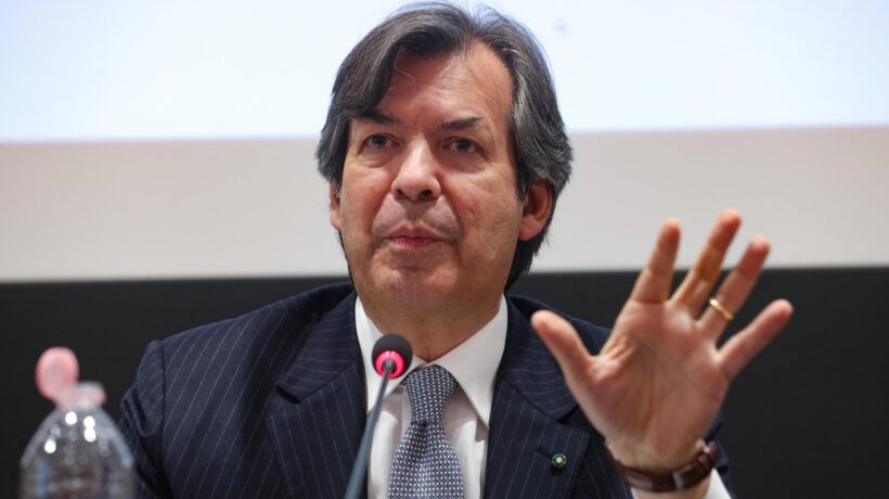 «Bari, oltre 6.000 accessi abusivi». Messina blinda Intesa col generale