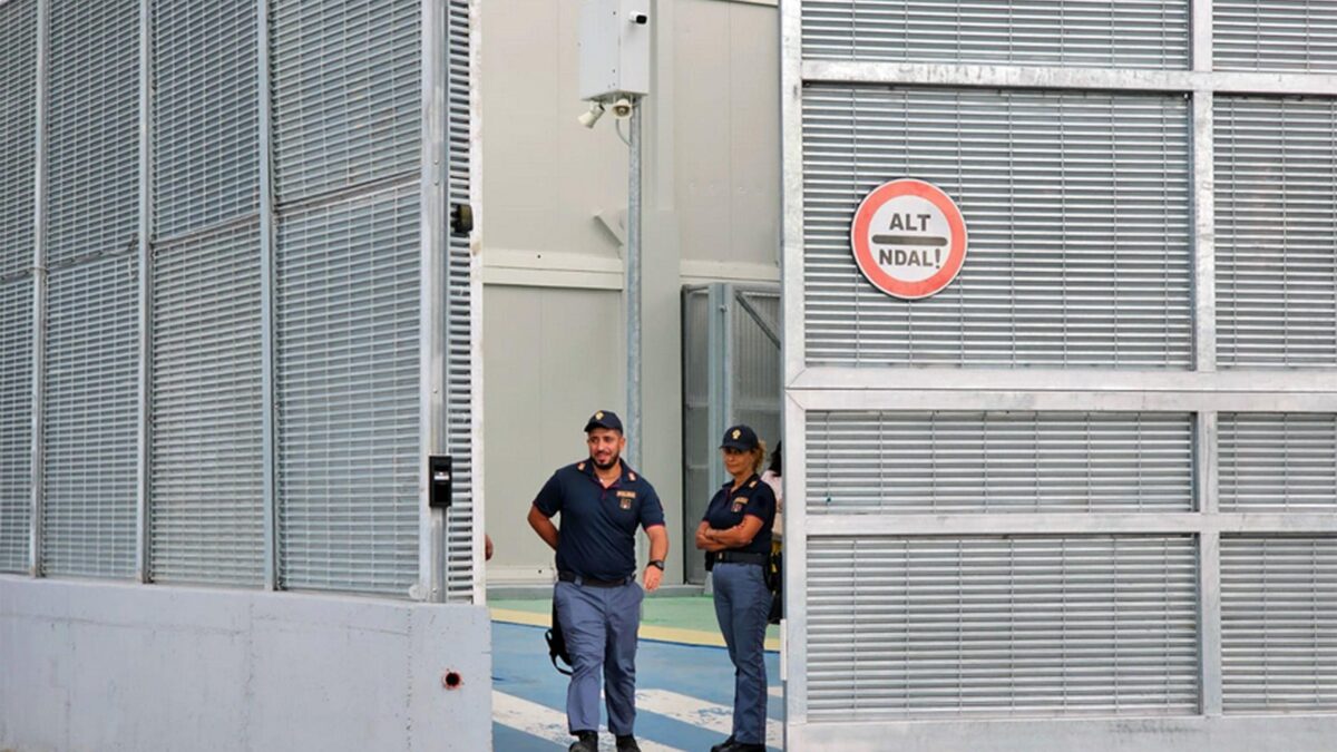 I primi 16 migranti trasportati in Albania. Ma il Quirinale rema già contro