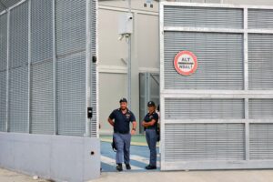 I primi 16 migranti trasportati in Albania. Ma il Quirinale rema già contro