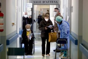 Riecco che spunta la mascherina coatta negli ospedali (in tutti i reparti)