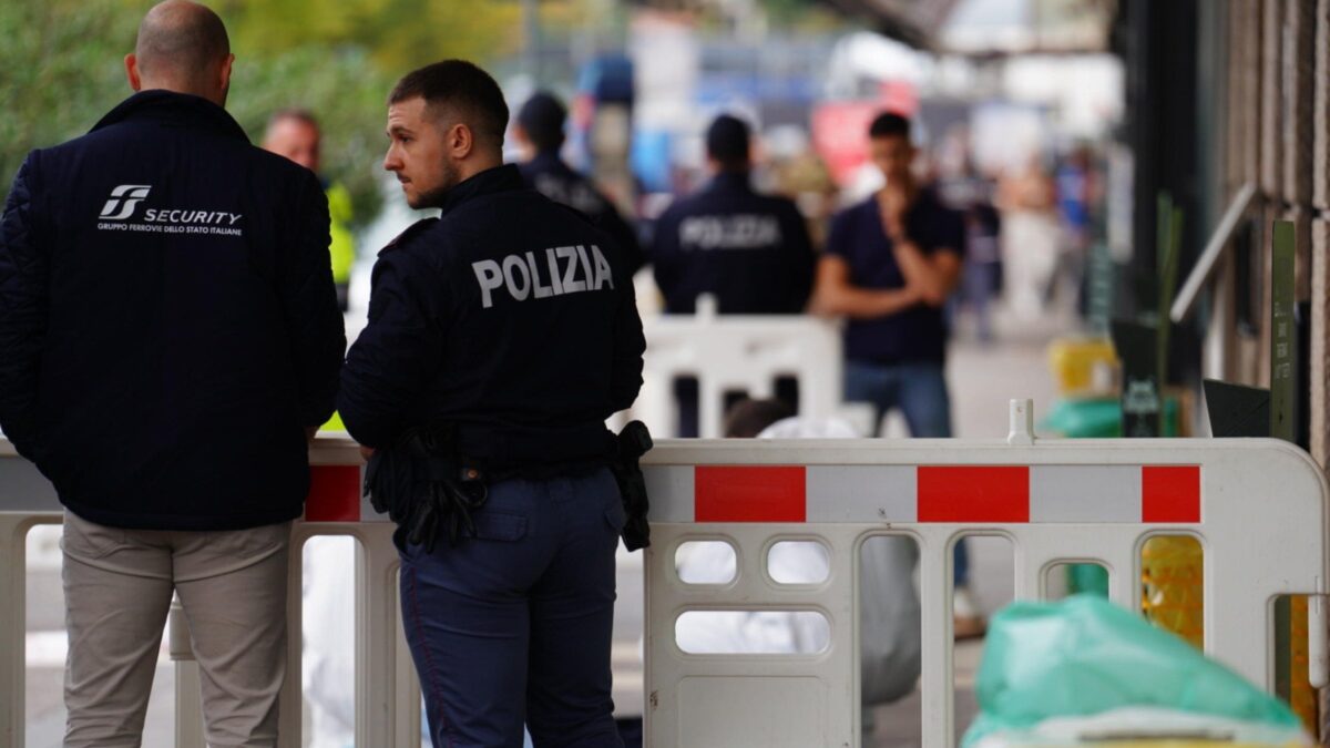 Indagato l’agente che ha ucciso l’africano col coltello per legittima difesa