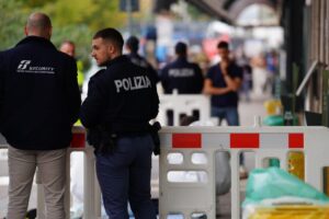 Indagato l’agente che ha ucciso l’africano col coltello per legittima difesa