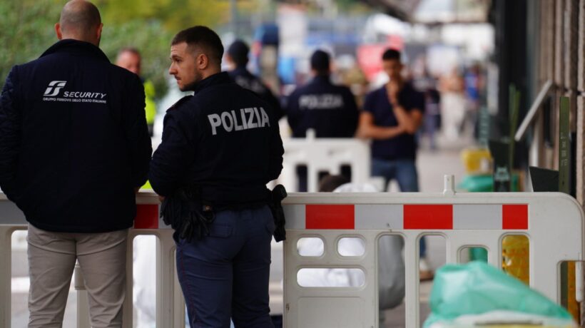 Indagato l’agente che ha ucciso l’africano col coltello per legittima difesa