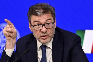 Stipendi bloccati agli statali che non pagano le cartelle. Decreto sul tetto ai manager