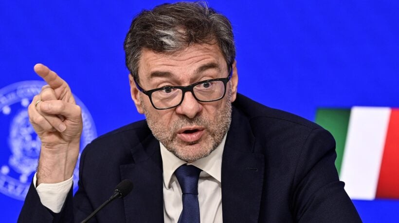 Stipendi bloccati agli statali che non pagano le cartelle. Decreto sul tetto ai manager