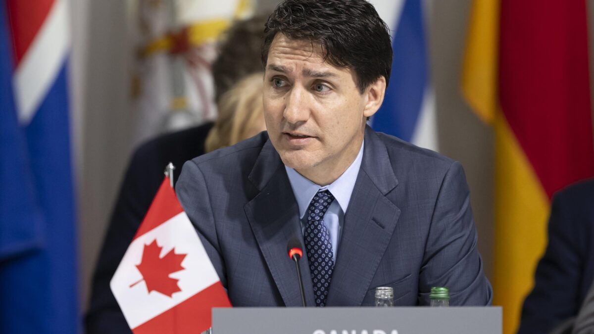 Cade il mito woke di Trudeau. Il partito cola a picco e i suoi lo vogliono cacciare