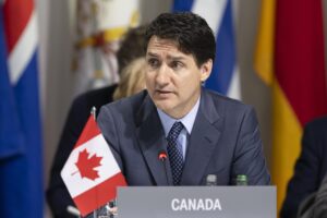 Cade il mito woke di Trudeau. Il partito cola a picco e i suoi lo vogliono cacciare