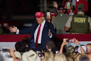 Gira il vento del voto popolare e Trump vola