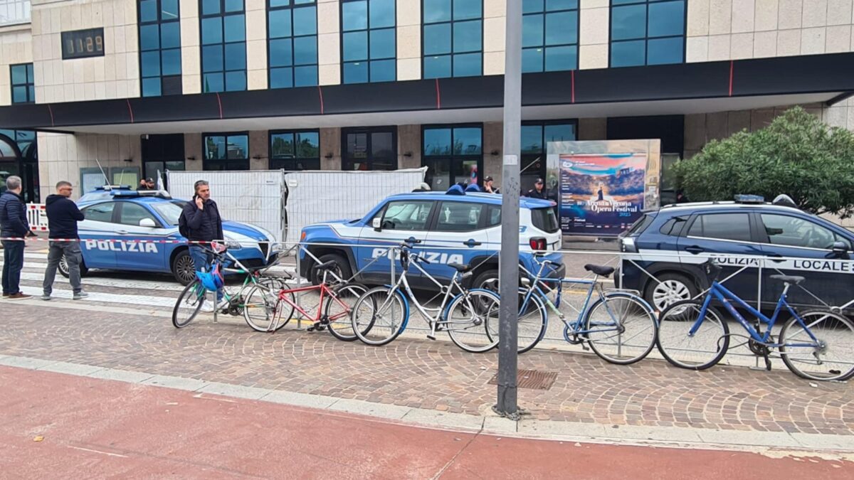 Una raccolta fondi per il poliziotto che ha sparato al migrante violento