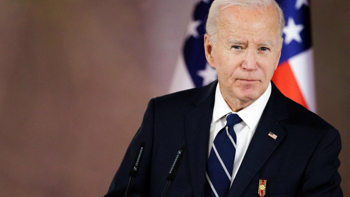 Biden insulta i trumpisti e imbarazza Kamala