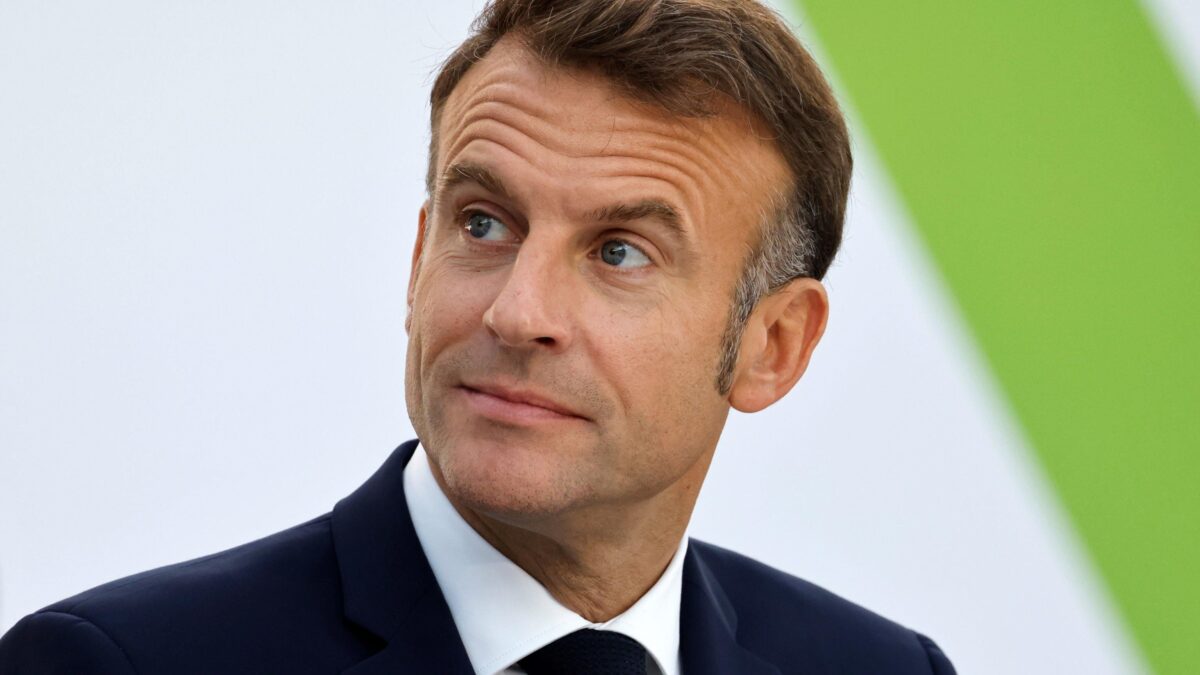 Il bellicoso Macron ora dice: «Basta armi»