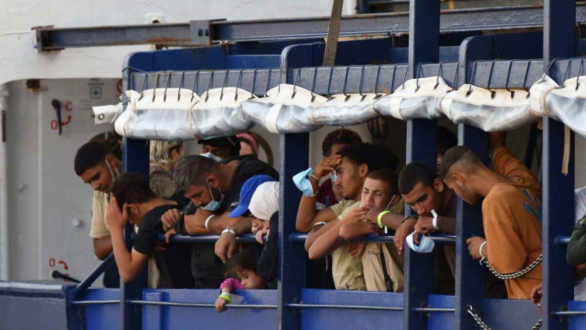 Mandare migranti in Albania toglie i soldi a Caritas e coop