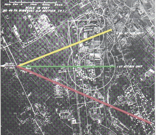 La foto scattata dai bombardieri durante il raid del 20 ottobre 1944. La linea rossa indica il gruppo di B-24 che, fuori rotta, sganciarono sull'abitato