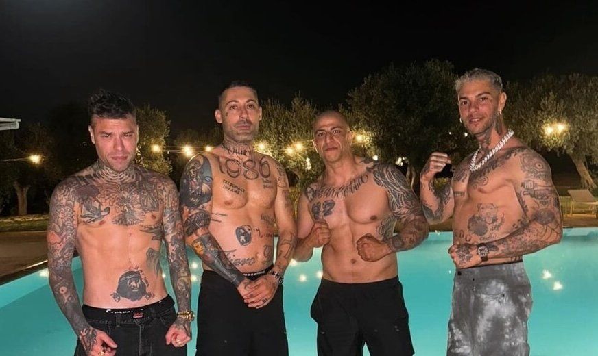 Manganelli, figli dei boss, pestaggi e tirapugni. Ecco a voi gli amici di Fedez