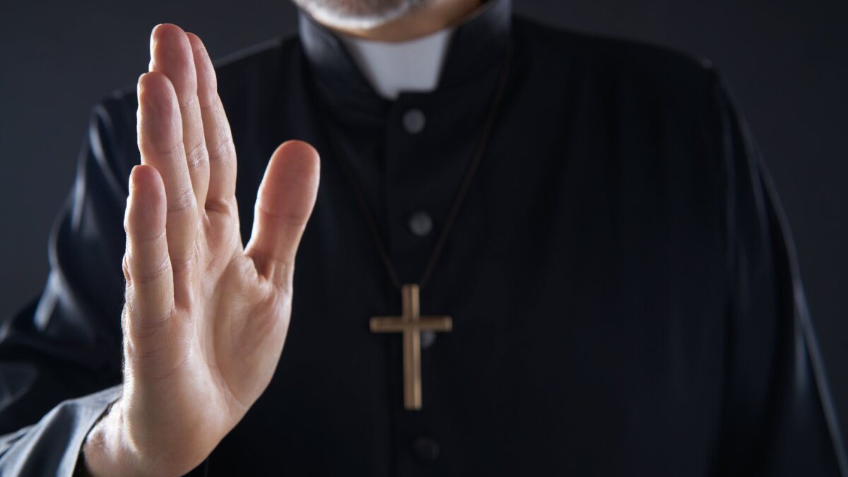 Report vaticano sullo scandalo abusi: «Troppi ritardi, poca trasparenza»