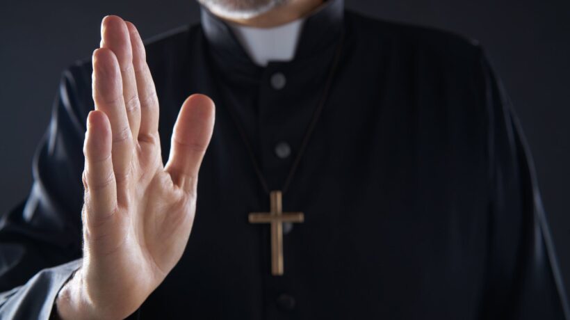 Report vaticano sullo scandalo abusi: «Troppi ritardi, poca trasparenza»