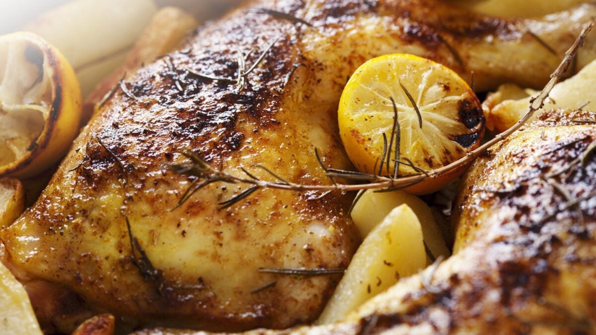 Dai nonni ai nipotini, il pollo con patate mette d’accordo tutti