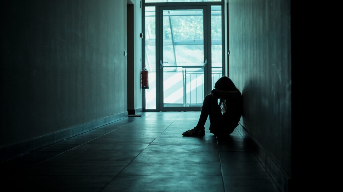 Orrore nel Bresciano: immigrato stupra una bimba di 10 anni e lei rimane incinta