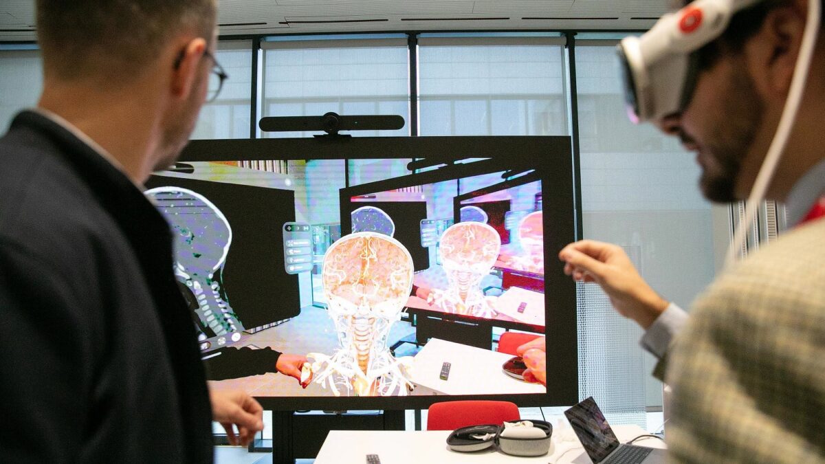 Siemens rivoluziona la sanità con il nuovo visore ottico Apple