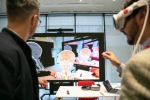Siemens rivoluziona la sanità con il nuovo visore ottico Apple