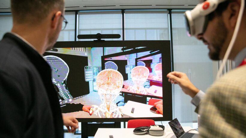 Siemens rivoluziona la sanità con il nuovo visore ottico Apple