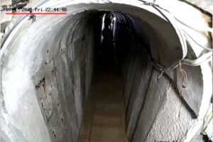 Ecco il video di Sinwar che scappa nei tunnel