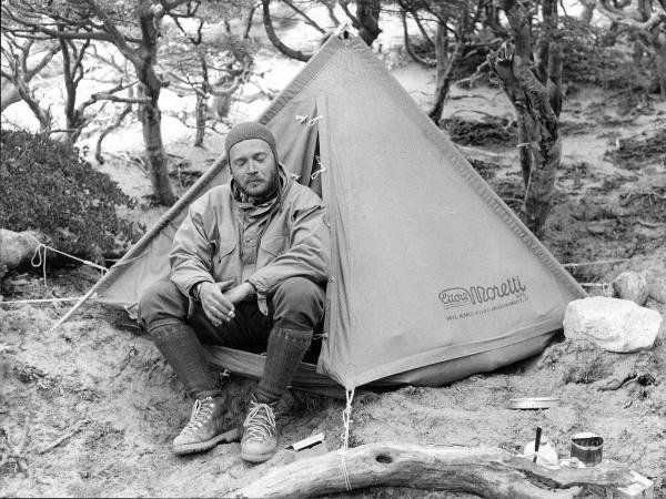 Guido Monzino in Patagonia con la tenda Ettore Moretti (Lombardia Beni Culturali)