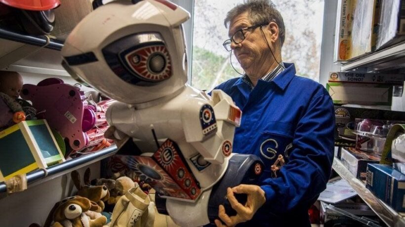 «Riparo quasi 50 giocattoli al giorno, mi sento il nonno di tanti bambini»
