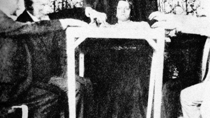 La levitazione del tavolino durante una seduta di Eusapia Palladino