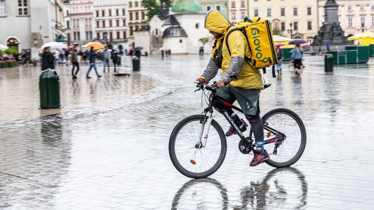 La ricetta dem per i rider: vietare «le corse» se piove ma togliergli gli altri diritti