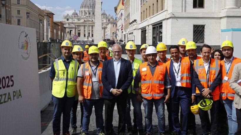Con gli addetti ai lavori al cantiere di Piazza Pia (Getty Images)