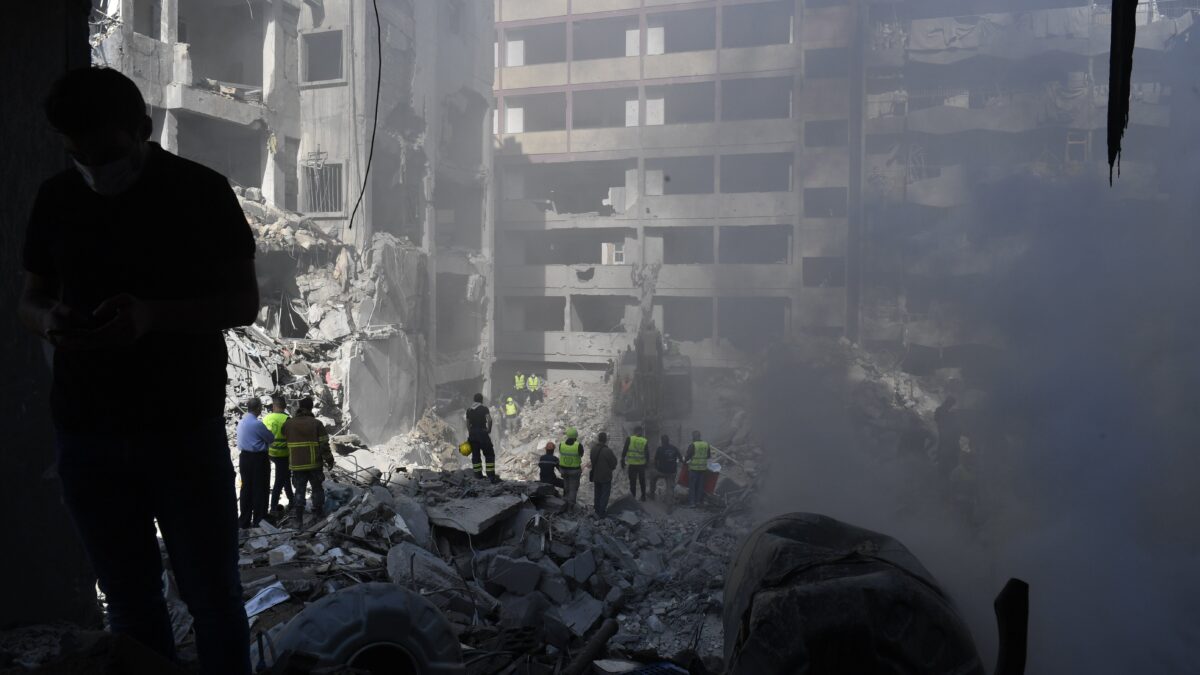 Israele bombarda ancora Beirut. Hamas: «Un ostaggio ucciso dai raid»