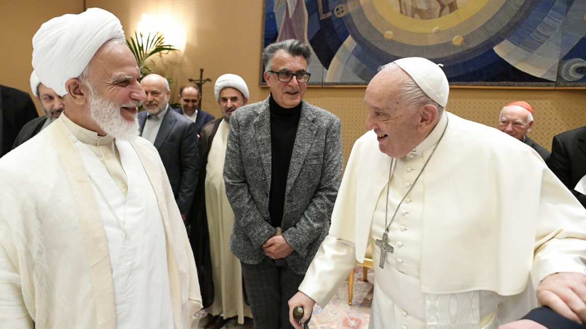 Papa, carezza all’Iran: «Chiesa contro il governo? Bugie»
