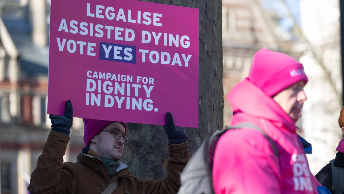 Uk alla deriva, primo sì alla «dolce morte»