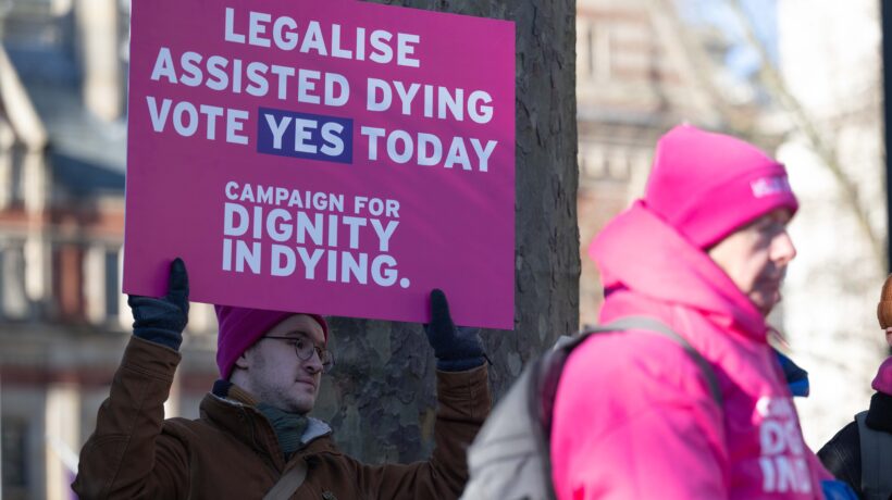 Uk alla deriva, primo sì alla «dolce morte»