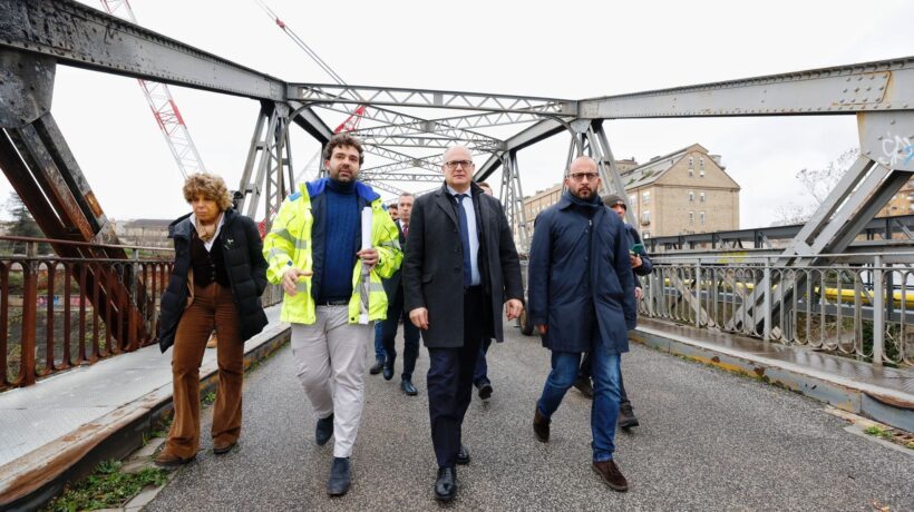 Gualtieri durante il sopralluogo al ponte dell'Industria (Imagoeconomica)