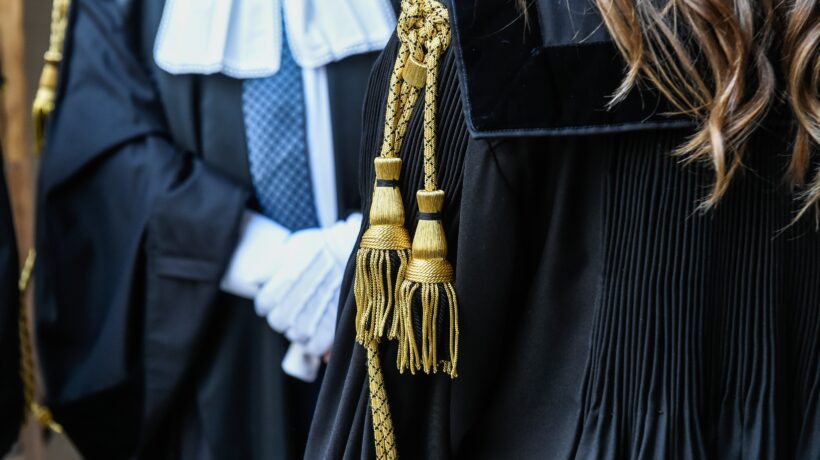 La nuova guerra dei giudici al governo per smontare la legge sulla surrogata