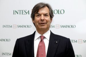Intesa vale 71,8 miliardi in Borsa e torna prima nell’Eurozona