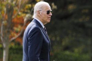 Fare peggio di Biden sembra impossibile. Il mondo è nel caos, non ci mancherà